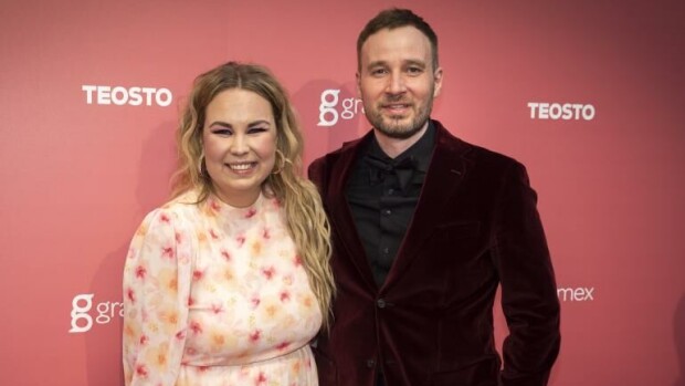 Tuukka Ritokoski päätyi kovaan ratkaisuun – Aamulypsy-kollegat täräyttävät mielipiteensä Radiogaalasta: ”Tämä on vähän sellainen tapahtuma, kiima lyö yli” Tinni Wikström & Juuso Mäkilähde.
