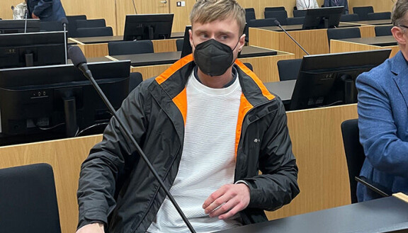 Samuli Salminen puhui oikeudessa hädin tuskin kuuluvalla äänellä. Hän myönsi ainoastaan parit naamalle läpsäisyt ja puhelimen vohkimisen.