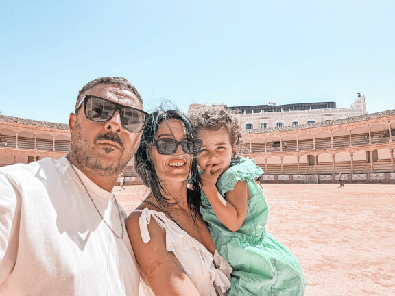 Viimeksi Arman matkusti Senayn ja Kiki-tyttärensä kanssa Espanjaan. – Kävimme päiväretkellä Rondan kylässä lähellä Marbellaa. Se oli upea historiallinen paikka vanhoine härkätaisteluareenoineen.