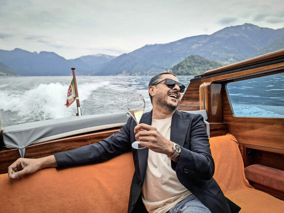 Arman Alizad lomailee mielellään Italiassa. – Kuvausmatkoilla olen hengenvaarassa, mutta lomalla ainoa huoleni on se, ettei samppanja vain lopu kesken.