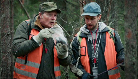 Kari 'Hissu' Hietalahti ja Heikki Ranta yhteisessä kohtauksessa Etsijät-komediasarjassa.