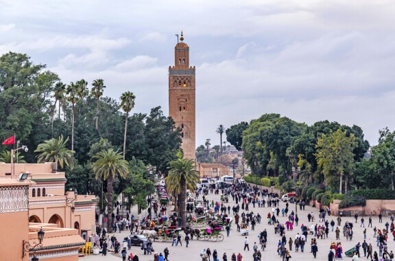 Islam näkyy vahvasti Marokon katukuvassa. Paljastavia asuja ei katsota hyvällä, eikä turistikohteissakaan juuri näy alkoholia tarjoilevia ravintoloita.