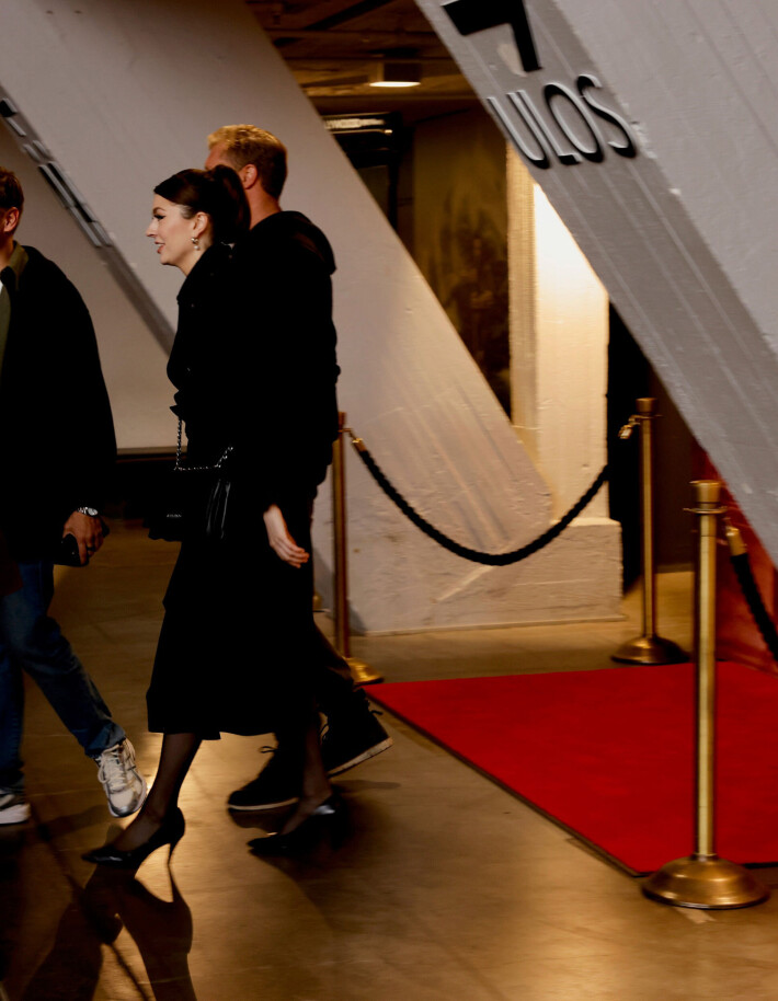 Aina tyylikäs Rita saapui ensi-iltaan kokomustassa asukokonaisuudessa. Aina tyylikäs Rita saapui ensi-iltaan kokomustassa asukokonaisuudessa.
