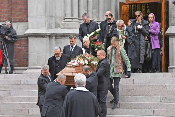 Vesku kuoli reilu vuosi sitten 77-vuotiaana. Saattoväkenä oli läheisten lisäksi ammattituttavia, kulttuurivaikuttajia ja jopa silloinen pääministeri. Pikkuveli Sampo oli yksi arkunkatajista.