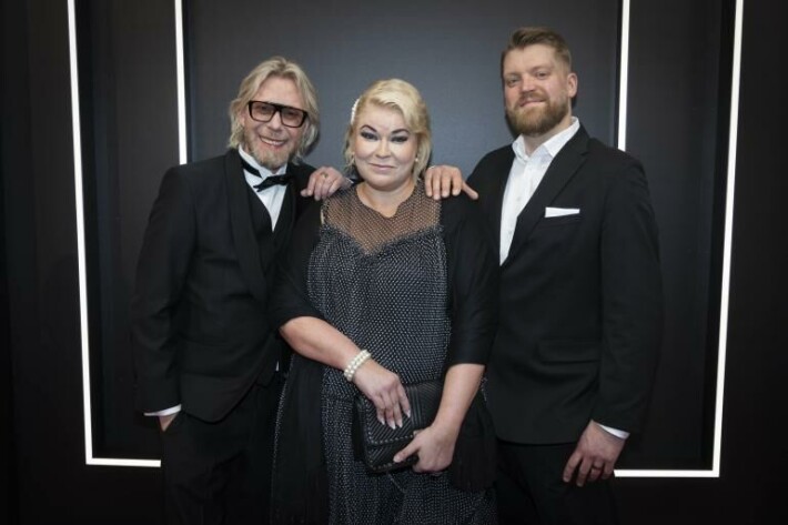 Radio Novan Aamun Kimmo Vehviläinen ja Minna Kuukka luotsaavat Suomen suosituinta kaupallisen radion ohjelmaa. Kuvassa myös tuottaja Markus Rinne. Radio Novan Aamun Kimmo Vehviläinen ja Minna Kuukka luotsaavat Suomen suosituinta kaupallisen radion ohjelmaa. Kuvassa myös tuottaja Markus Rinne.