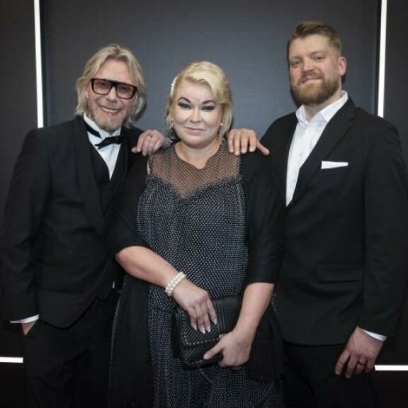 Radio Novan Aamun Kimmo Vehviläinen ja Minna Kuukka luotsaavat Suomen suosituinta kaupallisen radion ohjelmaa. Kuvassa myös tuottaja Markus Rinne. Radio Novan Aamun Kimmo Vehviläinen ja Minna Kuukka luotsaavat Suomen suosituinta kaupallisen radion ohjelmaa. Kuvassa myös tuottaja Markus Rinne.