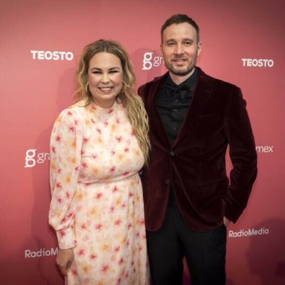 Juontajakollegat Tinni Wikström ja Juuso Mäkilähde olivat juhlatuulella punaisella matolla. Tinni Wickström ja Juuso Mäkilähde olivat juhlatuulella punaisella matolla.