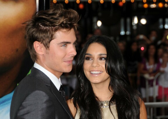 Zac Efron ja Vanessa Hudgens tanssahtelivat ja lauloivat yhdessä High School Musicalissa.