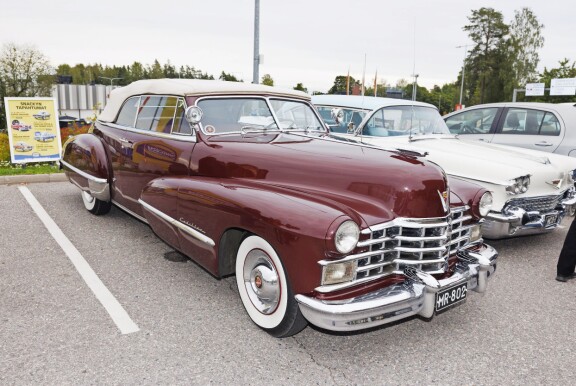 Mauno Koiviston kulkupeli ja 1940-luvun ökyauto - autoklubin puheenjohtaja esittelee jenkkirautojen helmet