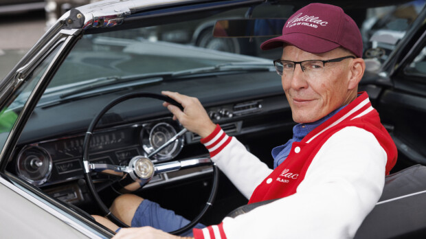 Mauno Koiviston kulkupeli ja 1940-luvun ökyauto - autoklubin puheenjohtaja esittelee jenkkirautojen helmet