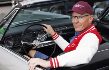 Mauno Koiviston kulkupeli ja 1940-luvun ökyauto - autoklubin puheenjohtaja esittelee jenkkirautojen helmet