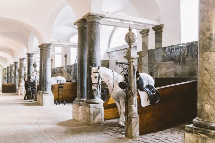 Christianborgin linnan eli Borgenin tallit sijaitsevat kaupungin keskustassa. Christianborgin linnan eli Borgenin tallit sijaitsevat kaupungin keskustassa.