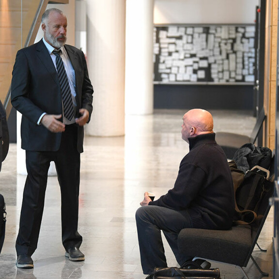 Tapen asianajaja Kari Uoti antoi asiakkaalleen ohjeita ennen saliin menoa. Uoti Tape