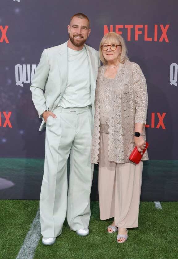 Travis poseerasi heinäkuussa äitinsä kanssa, kenet myös Taylor on päässyt jo tapaamaan.