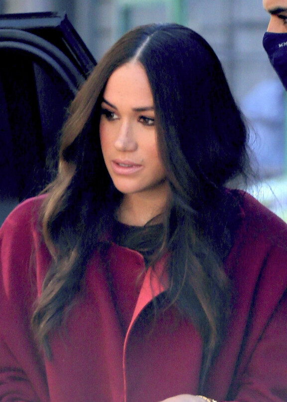 Meghan luki vähävaraisille lapsille yllään satojen tonnien asu.