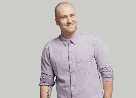 Heikki Paasonen purskahtaa itkuun kesken lähetyksen – kappale lapsen kuolemasta on liikaa 