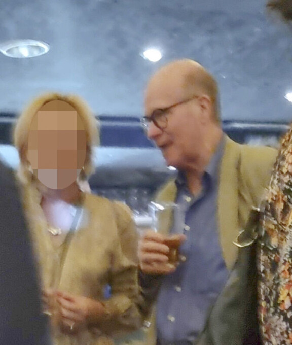 Ex-kansanedustaja Kimmo Sasi nautti antaumuksella kaljaa