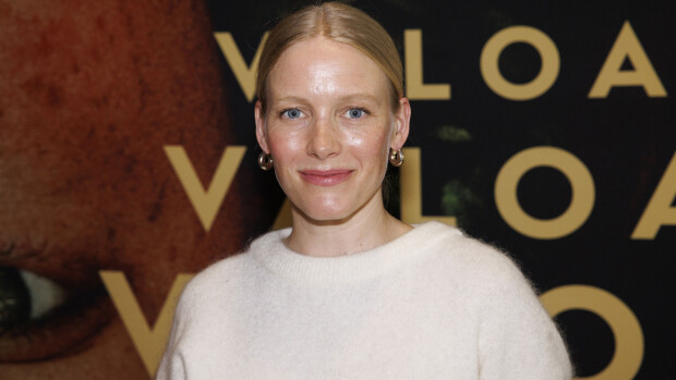 Laura Birn julkaisi hämmentäviä kuvia – vartalo öljyttynä Hollywood-tähtien seurassa