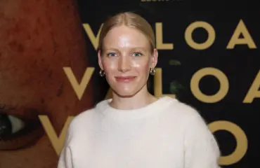 Laura Birn julkaisi hämmentäviä kuvia – vartalo öljyttynä Hollywood-tähtien seurassa