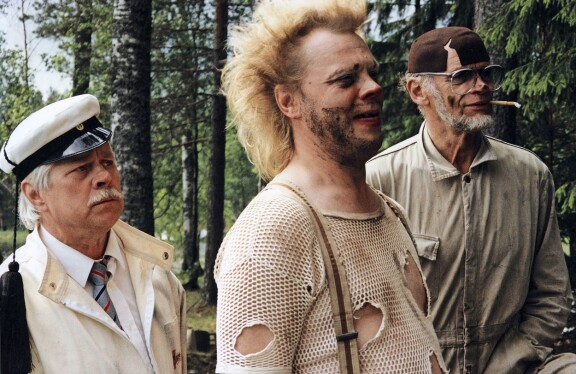 Simo Salminen (Sörsselssön), Vesa-Matti Loiri (Uuno) ja Spede Pasanen (Härski Hartikainen). Kuva elokuvasta Uunon huikeat poikamiesvuodet maaseudulla.