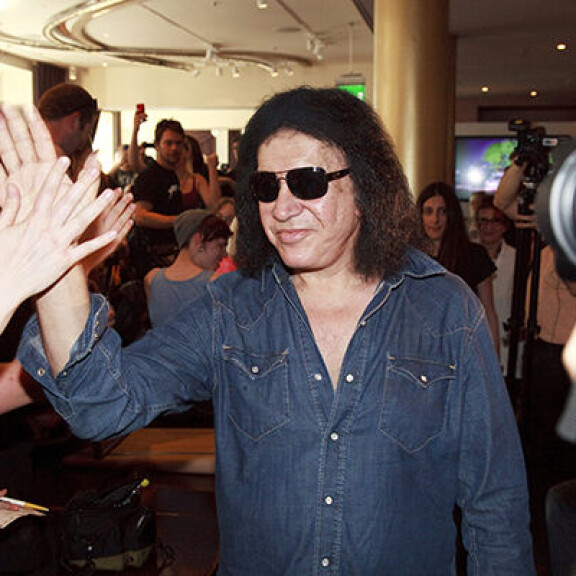 Gene Simmons tunnetaan vuonna 1973 aloittaneen KISSin laulaja-basistina. Kuvassa Gene on vierailulla Helsingin Hard Rock Caféssa KISSin vuoden 2013 Helsingin-keikan yhteydessä. Gene Simmons