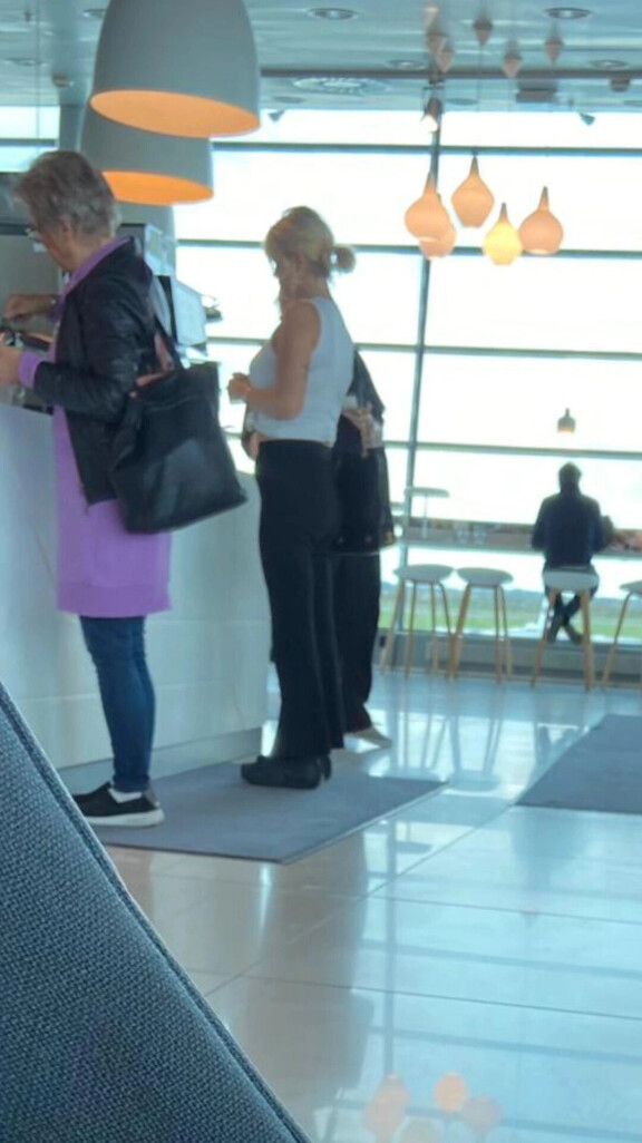 Erika nautti loungen tarjoiluista rennoissa vetimissä.