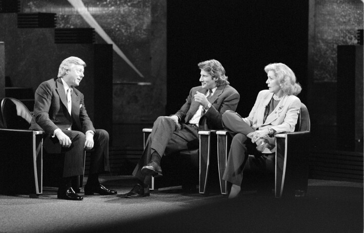 Tv-juontaja Michael Aspel loukkasi tietämättään nuorta Richard Gereä. Samassa lähetyksessä vieraili näyttelijä Lauren Bacall. Tv-juontaja Michael Aspel loukkasi tietämättään nuorta Richard Gereä. Samassa lähetyksessä vieraili näyttelijä Lauren Bacall.