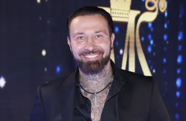 Nämä ovat Jupe Tuomolan ikimuistoisimmat tv-mokat – naamalleen mutalätäkköön, paljasti voittajan ennen aikojaan, tallasi tähden jalalle...