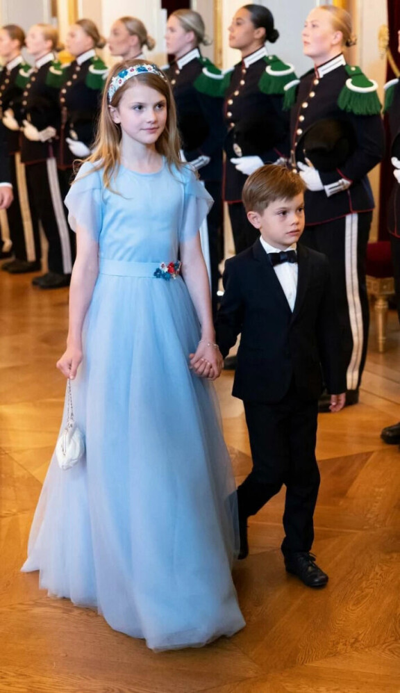 Prinsessa Estelle hurmasi prinsessa Alexandran synttäreillä pikkuveli, prinssi Oscar avecinaan.