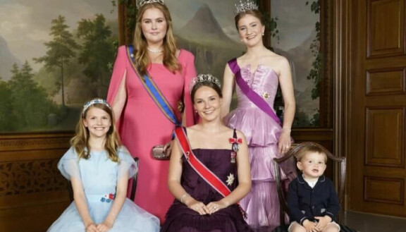 Norjan kruununprinsessa Alexandra (keskellä) poseerasi 18-vuotissynttäreillään yhdessä Hollannin kruununprinsessa Catharina-Amalian (takana vasemmalla) Belgian prinsessa Elisabethin (takana oikealla), Ruotsin prinsessa Estelle ja Luxemburgin prinssi Charlesin kanssa.