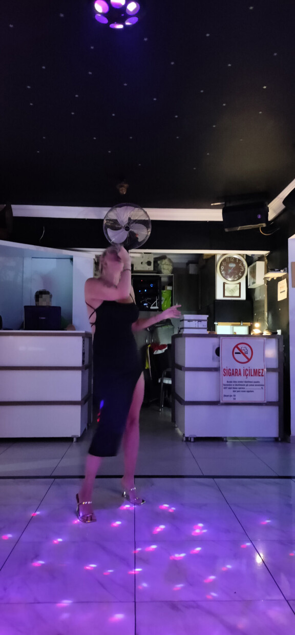 Erika lauloi karaokessa tottuneesti.