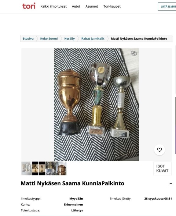 Pokaaleita kaupitteleva Tori.fi-kauppias kertoo saaneensa pokaalit mäkilegendalta henkilökohtaisesti.