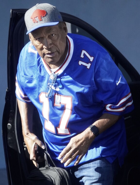 O.J. Simpson edusti jalkapallojoukkueen vaatetuksessa.