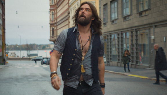 Mikko Leppilampi esittää Comeback-elokuvassa kitaristi Tony Lovea, jonka ura on edennyt maailmanmaineesta todelliseen aallonpohjaan.