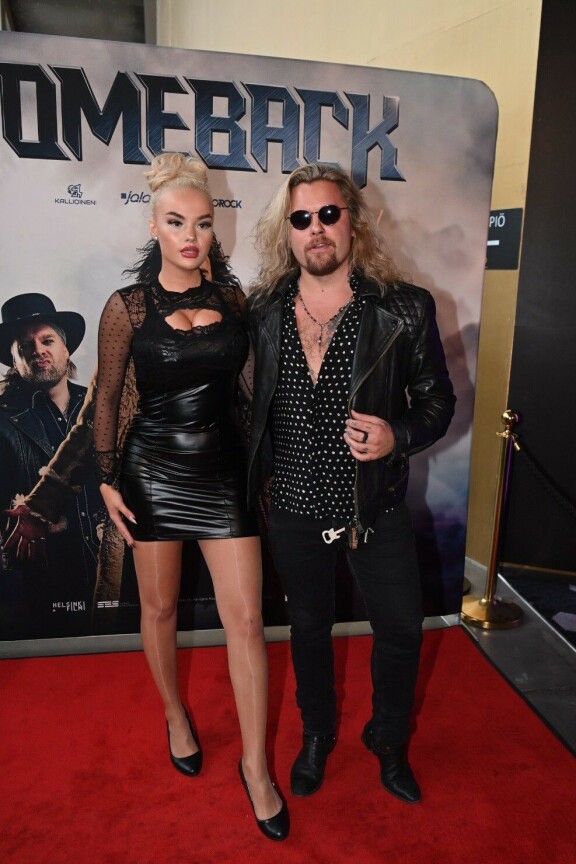 Kohukyyhkyläiset kääntävät katseita missä ikinä sitten liikkuvatkaan.