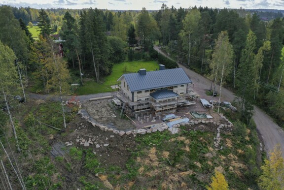 Taloon on tehty veranta, jolta käsin kelpaa katsella komeita peltomaisemia.