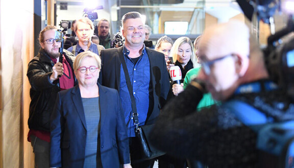 Jari Sillanpäällä oli hymy herkässä käräjäoikeudessa, jossa käsiteltiin hänen lapsipornosyytteitä.