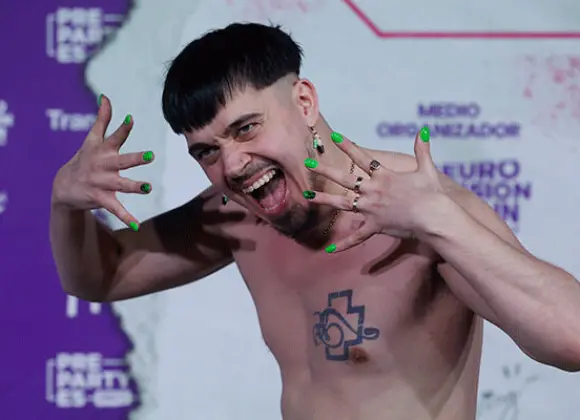 Käärijä purki pettymystään – etukäteen teetetyt voittopaidat lensivät roskiin: "Näillähän ei tee yhtään mitään"