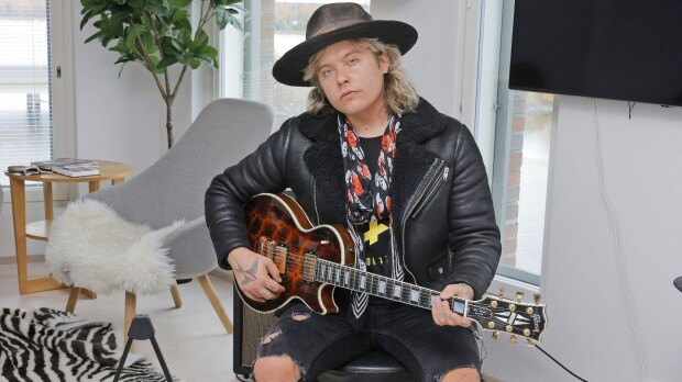 Archie Cruz vietti iltaa tuntemattomassa naisseurassa – jakoi pusukuvan!