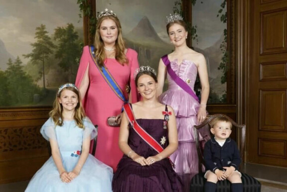 Norjan kruununprinsessa Alexandra (keskellä) poseerasi 18-vuotissynttäreillään yhdessä Hollannin kruununprinsessa Catharina-Amalian (takana vasemmalla) Belgian prinsessa Elisabethin (takana oikealla), Ruotsin prinsessa Estelle ja Luxemburgin prinssi Charlesin kanssa.