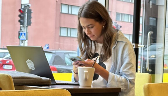 Natalie viihtyy kahviloissa.