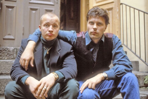 Simon ja Jari Sarasvuon luotsaama Hyvät, pahat ja rumat oli 1990-luvun puhutuin kotimainen talk show. Miehet eivät ole nykyisin minkäänlaisissa tekemisissä keskenään.
