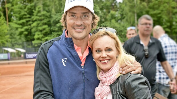 Nostalginen kuva! Teemu ja Sirpa Selänne nuorina ja rakastuneina: 'Upea pari silloin ja nyt'