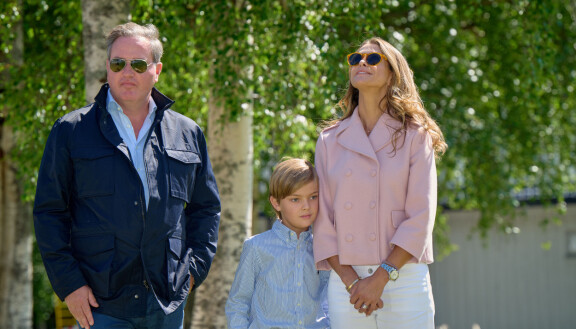 Chrisiä paleli Ruotsissa kesäkuussa 2022. Vierellä oma poika, prinssi Nicolas ja puoliso, prinsessa Madeleine.