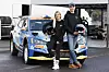 Janni lukee nuottia WRC3-luokan maailmanmestarille Lauri Joonalle.
