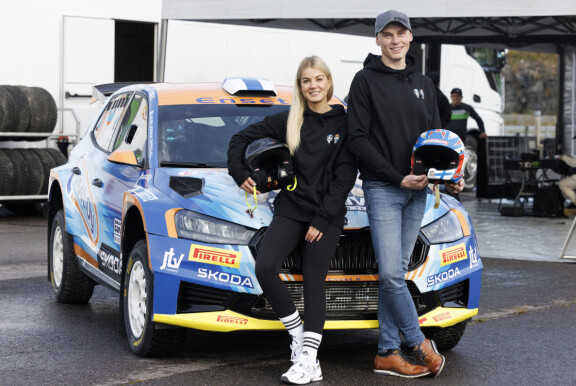 Janni lukee nuottia WRC3-luokan maailmanmestarille Lauri Joonalle.