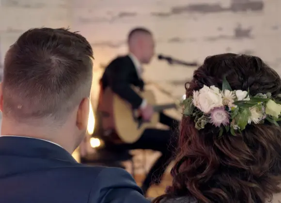 Ensitreffit alttarilla -ohjelmassa uusi tapa löytää kumppani: haistellaan toisten käytettyjä vaatteita