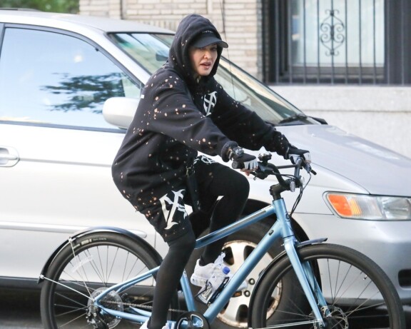 Madonna oli piiloutunut rentojen sporttivermeiden alle.