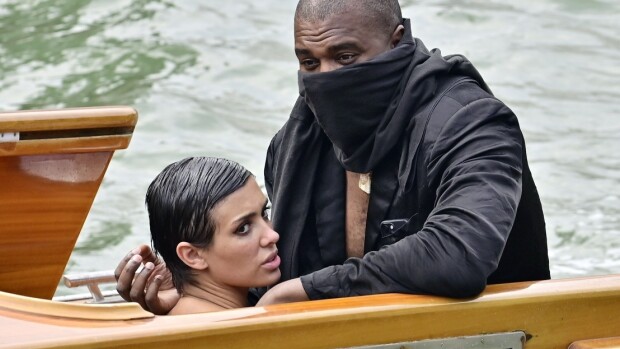 Lähes alasti! Kanye Westin vaimo hämmentää jälleen