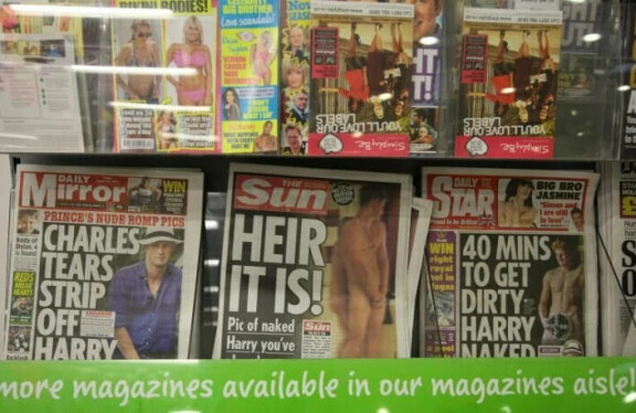Brittilehdet täyttyivät alastomasta prinssistä vuonna 2012.
